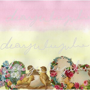 Puede incluir: Una tarjeta de Pascua vintage con un fondo rosa pastel y amarillo. La tarjeta presenta un arreglo floral con flores rosas y azules, un lirio blanco y tres pollitos. El texto "dear julie" est&aacute; escrito en cursiva en la tarjeta.