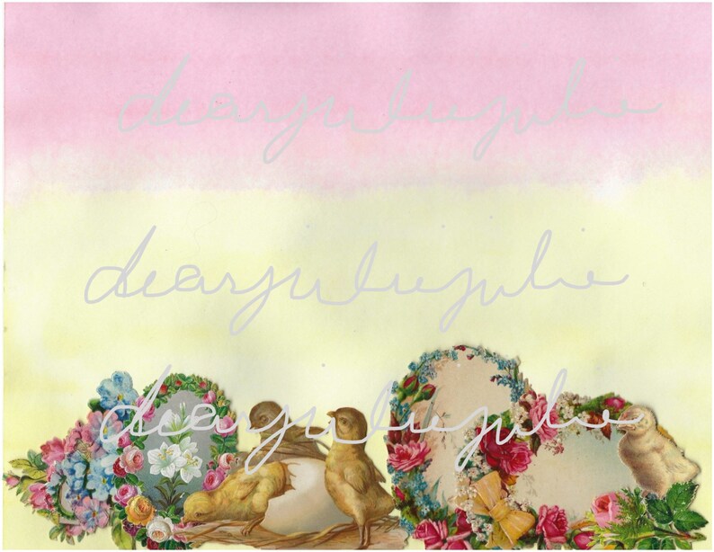 Puede incluir: Una tarjeta de Pascua vintage con un fondo rosa pastel y amarillo. La tarjeta presenta un arreglo floral con flores rosas y azules, un lirio blanco y tres pollitos. El texto "dear julie" est&aacute; escrito en cursiva en la tarjeta.
