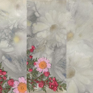 K&ouml;nnte beinhalten: Ein hellgrauer Hintergrund mit einem Aquarelleffekt.  Rosa und rote gepresste Blumen sind in der linken unteren Ecke des Bildes angeordnet.  Die Blumen sind in einem lockeren, organischen Muster angeordnet.