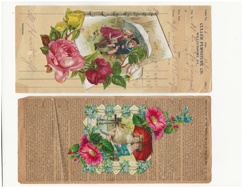 Op de afbeelding: Twee vintage ansichtkaarten met bloemversieringen. De bovenste ansichtkaart toont een stel onder een paraplu met een rand van gele, rode en roze rozen. De onderste ansichtkaart toont een stel onder een paraplu met een rand van rode, roze en blauwe bloemen.
