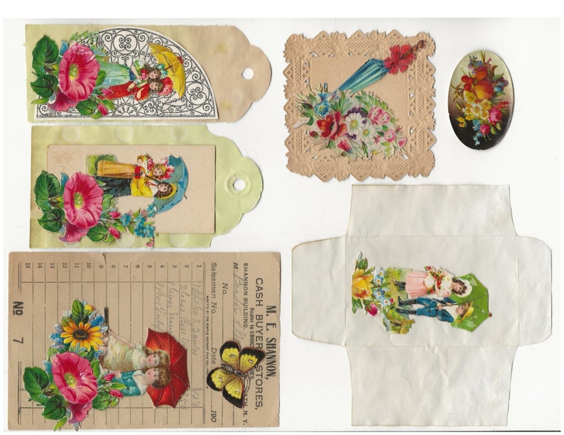 Op de afbeelding: Een verzameling vintage papieren ephemera met bloemmotieven, waaronder een kaart met een vlinder, een kaart met een stel onder een paraplu en een kaart met een bloemmotief. De tekst op de kaart luidt "M. E. Shannon, Cash Buyer Stores, Shannon Building, N.Y."
