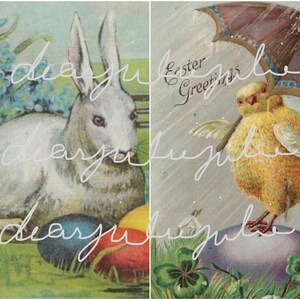 Puede incluir: Postal vintage de Pascua con un conejo blanco sentado en un lecho de flores azules y un pollito amarillo sosteniendo un paraguas sobre un huevo morado grande.