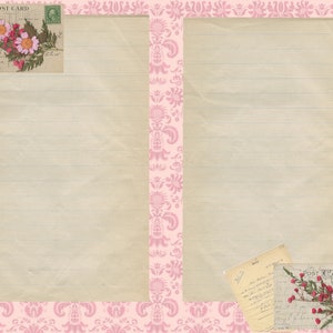 K&ouml;nnte beinhalten: Eine Postkarte im Vintage-Stil mit einem rosafarbenen Blumendesign und liniertem Papier. Die Postkarte hat einen rosafarbenen Blumenstempel und die Worte "POST CARD" sind darauf gedruckt.