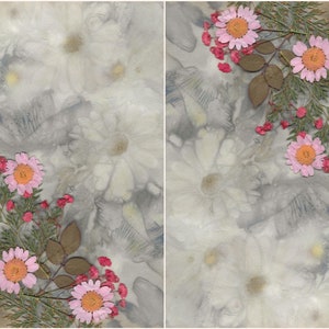 K&ouml;nnte beinhalten: Ein Hintergrund im Vintage-Stil mit einem verblassten Blumenmuster. Der Hintergrund ist mit gepressten rosa Bl&uuml;ten und gr&uuml;nen Bl&auml;ttern verziert, was eine zarte und romantische &Auml;sthetik erzeugt.