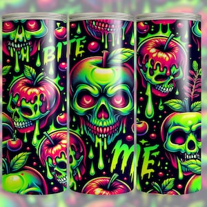 Peut inclure: Ensemble de trois gobelets cylindriques avec un motif néon. Le motif présente des crânes et des pommes avec le texte "BITE ME" en vert. Le fond est noir avec des détails supplémentaires de pommes et de feuilles.