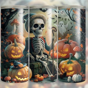Pode incluir: Um copo com tema de Halloween com um esqueleto de chapéu, sentado entre abóboras brilhantes, cogumelos e fantasmas. O design inclui morcegos e um fundo de floresta assustador, criando uma atmosfera festiva e assustadora.