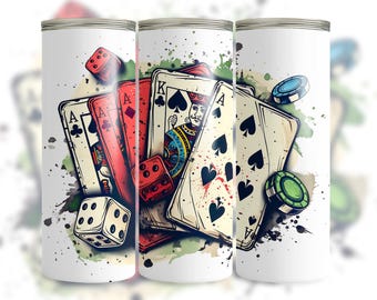Puede incluir: Un vaso blanco con un diseño colorido de cartas de juego, dados y fichas de póquer. Las cartas son un rey de picas, un as de picas y dos cartas rojas. Los dados son rojos y blancos. Las fichas de póquer son verdes y azules.