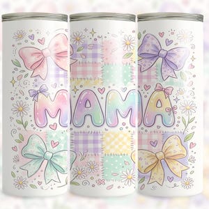 Könnte beinhalten: Drei weiße isolierte Becher mit Pastell-Design. Jeder Becher zeigt das Wort "MAMA" in Buchstabenblasen, umgeben von Schleifen, Herzen und Gänseblümchen. Der Hintergrund hat ein Patchworkmuster in sanften Farben.