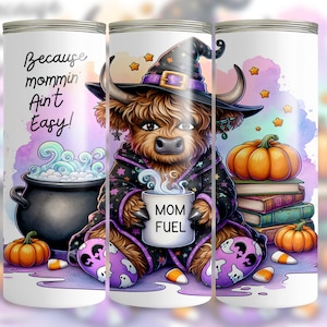 Può includere: Un bicchiere bianco con una mucca delle Highlands con cappello e veste da strega, che tiene in mano una tazza con la scritta "MOM FUEL". Il design include zucche, libri e caramelle di mais, con il testo "Because mommin' Ain't Easy!"