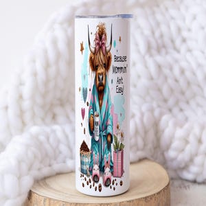 Highland Cow Mom Tumbler Wrap: Coffee Lover PNG (pobieranie cyfrowe) zdjęcie 11