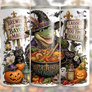Peut inclure: Un gobelet cylindrique illustré d'un alligator vert portant un chapeau de sorcière, remuant une marmite marquée Cajun Magic. Le motif inclut les textes Brewin' Up Some Bayou Magic et Laissez Les Boo Times Rouler, des citrouilles et des chats.