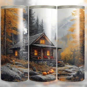 Könnte beinhalten: Drei zylindrische Becher mit einem herbstlichen Motiv. Das Design zeigt eine Blockhütte mit leuchtenden Fenstern, umgeben von Herbstlaub und Kürbissen. Die Farbpalette umfasst warme Orange-, Braun- und Grautöne, die eine gemütliche, saisonale Atmosphäre erzeugen.