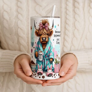 Highland Cow Mom Tumbler Wrap: Coffee Lover PNG (pobieranie cyfrowe) zdjęcie 10