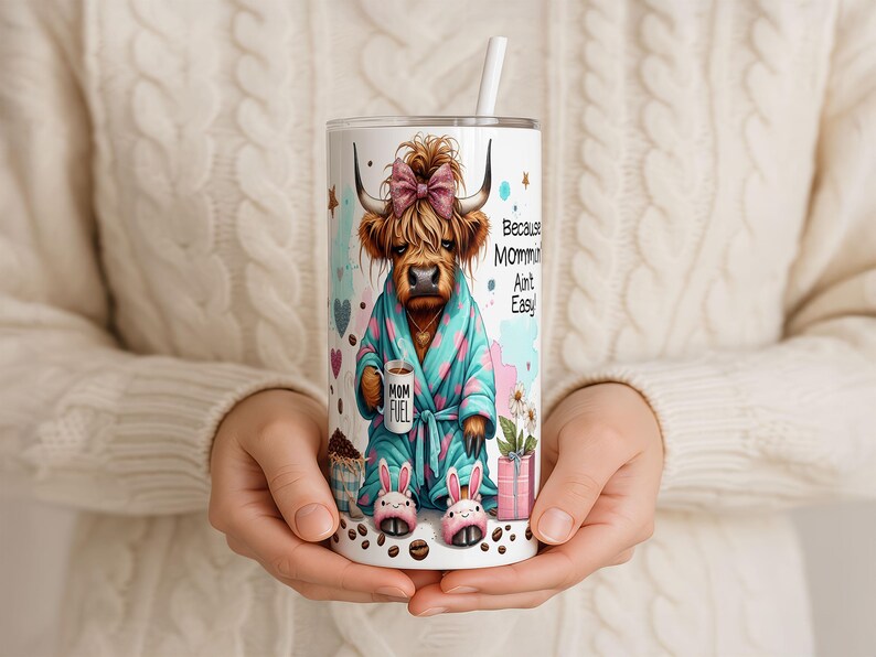 Highland Cow Mom Tumbler Wrap: Coffee Lover PNG (pobieranie cyfrowe) zdjęcie 10