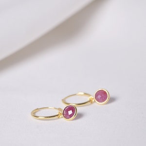 Orecchini rubino sfera d'oro, polsino auricolare con pietre preziose, orecchini Mini Huggie Hoop, regalo di Natale per lei, orecchini pendenti Dainty in oro