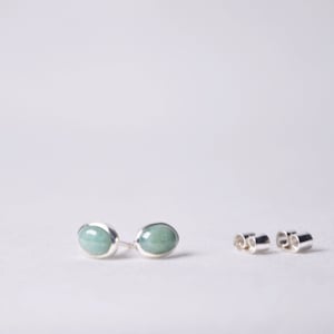 Kleine Jade Stein Ohrringe, Edelstein Ohrstecker, Sterling Silber Schmuck, kleine Ohrringe, Naturstein, zierliche Ohrstecker, Brautjungfer Ohrringe
