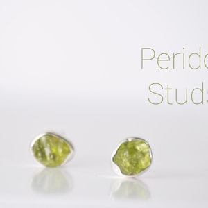 Zarte Peridot Ohrringe, August Geburtsstein, Weihnachtsgeschenke für Mama, Geschenk für sie, minimalistische Ohrringe, Edelstein Ohrringe, Geburtsschmuck