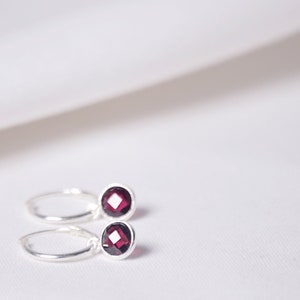 Silber Granat Huggies Creolen, roter Januar Birthstone, minimalistische Ohrringe, kleine zierliche Creolen Huggies, Crystal Huggies Ohrringe Silber