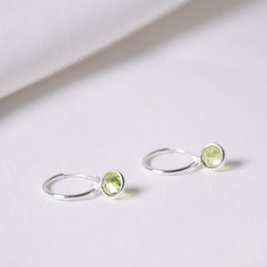 Huggie Creolen silber, Peridot baumeln Silber Creolen, August Geburtsstein Geschenk für Mama, Boho Hochzeit, Sommer Schmuck