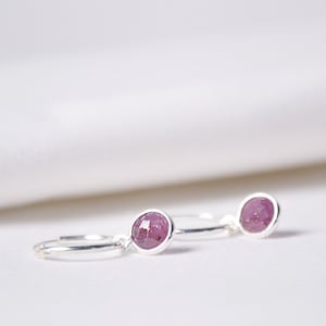 Silber Rubin Huggie Hoops Ohrringe, Frauen personalisiertes Geschenk, Sternzeichen Schmuck Geschenk, Hochzeit Sommer Schmuck
