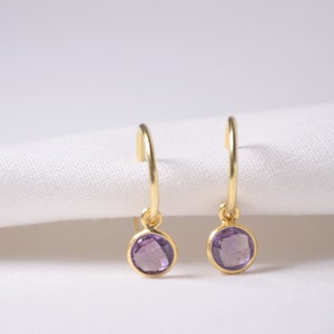 Amethyst Creolen Gold, kleine Huggie Hoop Ohrringe, Weihnachtsgeschenk für sie, Stein Ohrringe