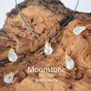 Moonstone Gold Necklace,Moonstone,Moonstone Choker,Layered Moonstone,Personalized Necklace,Gift for her,Crystal Necklace,Yoga Jewelry,zodiac