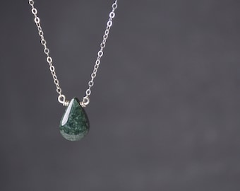 Collier de jade délicat, collier minimal de cristal, collier délicat de superposition, collier délicat de chaîne, collier vert de pierre, cadeau de jour de maman