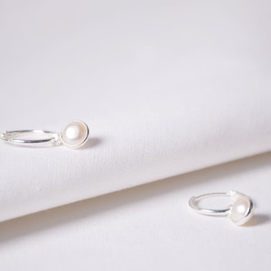 Perle Creolen silber, Perle baumeln Silber Creolen, Geschenk für sie, Boho Hochzeit Huggie Creolen Ohrringe