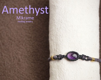 Puede incluir: Pulsera de joyería curativa Mikrame Amethyst con una piedra preciosa púrpura y un cordón negro.
