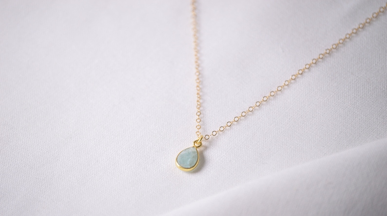 Aquamarin Kette, kleiner Aquamarin -Anhänger Goldkette, Geburtsstein, personalisierte halskette , filigrane Kette, minimalistischer Schmuck imagen 2