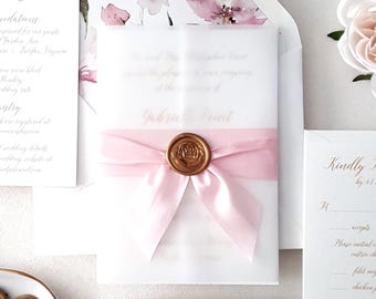 Roze trouwuitnodigingsset: Gouden kalligrafieletters met een roze bloemenenvelop. Elegante, op maat gemaakte uitnodiging.