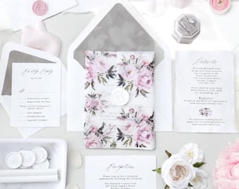 Roze bloemen trouwuitnodiging: Roze pioenrozenprint op perkamentpapier, handgemaakte papieren uitnodigingen met rafelige rand.