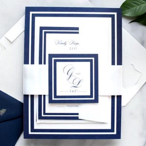 以下が含まれることがあります： 手作りの木製サインで、"Welcome"の文字が遊び心のあるフォントで書かれています。 白の背景は使い込まれた風合いで、濃い茶色のフレームが特徴です。玄関や入り口に最適です。