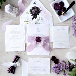 Conjunto de invitaciones de boda moradas, invitaciones florales color ciruela lila, sobres para confirmación de asistencia. imagen 4