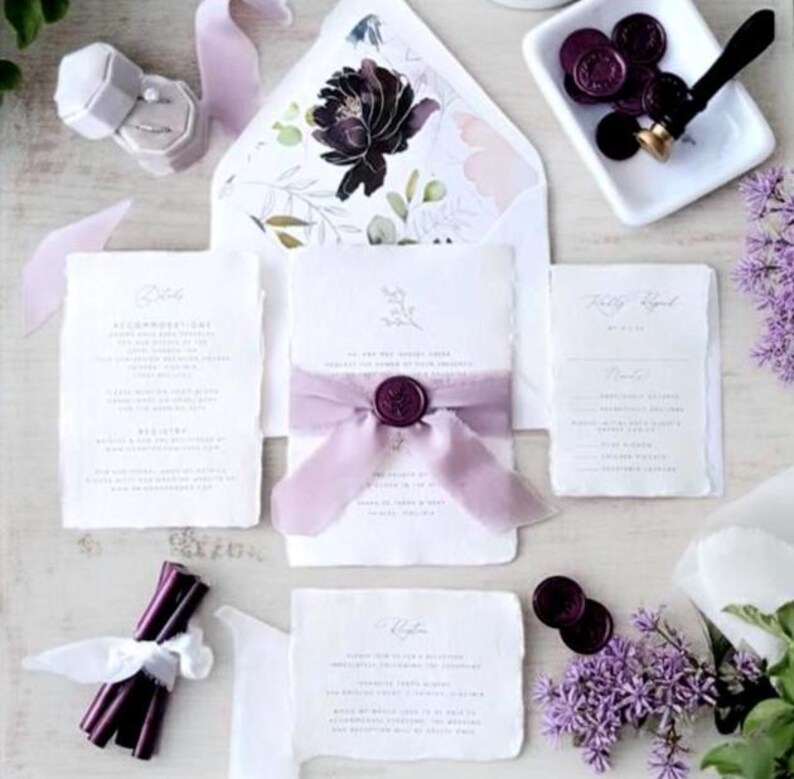 Conjunto de invitaciones de boda moradas, invitaciones florales color ciruela lila, sobres para confirmación de asistencia. imagen 4