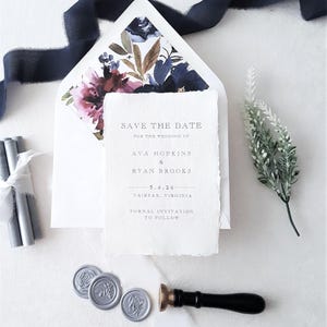 Deckle Edge Paper Save the Date, marineblaue und magentafarbene Blumen, Hochzeitsanzeige, handgeschöpftes Papier - DEPOSIT