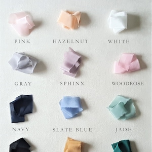 Puede incluir: Imagen de una carta de colores titulada "RIBBON COLORS" con muestras de varias cintas. Los colores incluyen rosa, avellana, blanco, gris, esfinge, woodrose, azul marino, azul pizarra, jade, negro, oro y selva tropical.