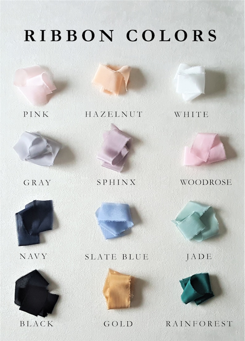 Puede incluir: Imagen de una carta de colores titulada "RIBBON COLORS" con muestras de varias cintas. Los colores incluyen rosa, avellana, blanco, gris, esfinge, woodrose, azul marino, azul pizarra, jade, negro, oro y selva tropical.