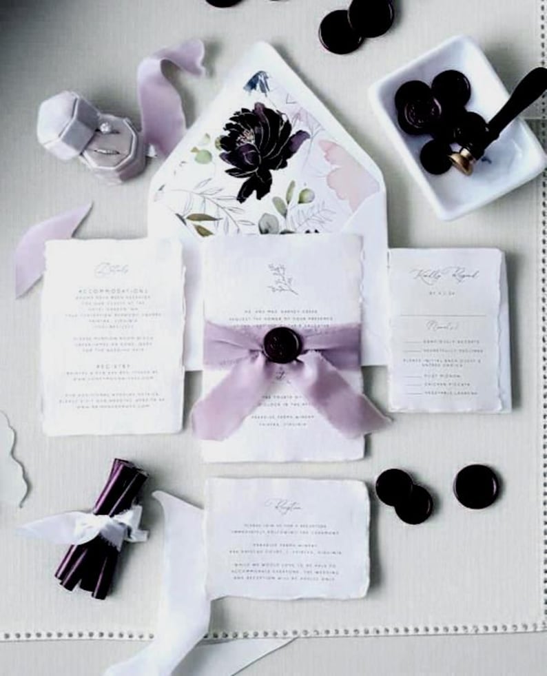 Puede incluir: Conjunto de invitaciones de boda con sobre floral, tarjetas de invitaci&oacute;n y un joyero. La invitaci&oacute;n est&aacute; atada con una cinta lavanda y sellada con un sello de cera oscura. Tambi&eacute;n hay sellos de cera y un sello de cera adicionales.