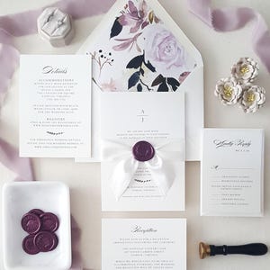 Suite de faire-part de mariage imprimé violet, lilas, faire-part monogramme, ruban blanc et cachet de cire prune, protège-enveloppes fleurs - échantillon
