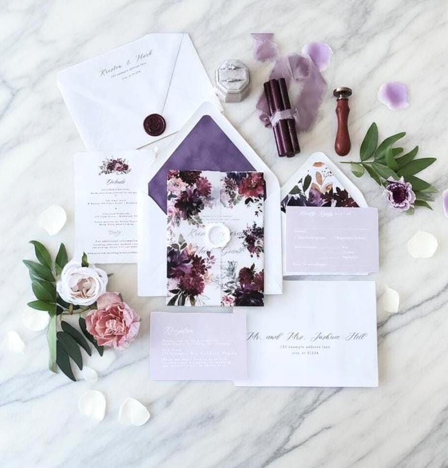 Conjunto de invitaciones de boda con flores moradas: envoltorio de vitela y  sello de lacre - Etsy México, image size:910x950
