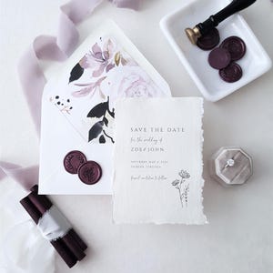 Réservez vos dates avec des fleurs sauvages avec des enveloppes, des cartes botaniques mauve avec des bords tachés, des doublures d'enveloppes lilas et prune, du papier fait main - DÉPT