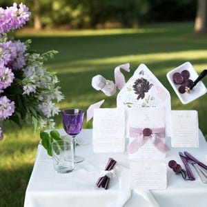 Conjunto de invitaciones de boda moradas, invitaciones florales color ciruela lila, sobres para confirmación de asistencia. imagen 20
