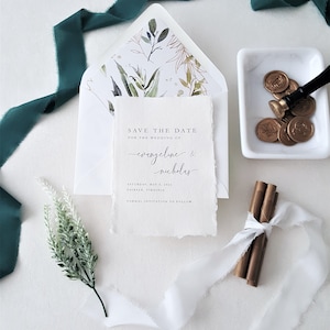 Mariage à destination tropicale Save the Dates, papier chiffon en coton Deckle Edge fait à la main, doublure d’enveloppe de verdure, police de script moderne - DÉPÔT