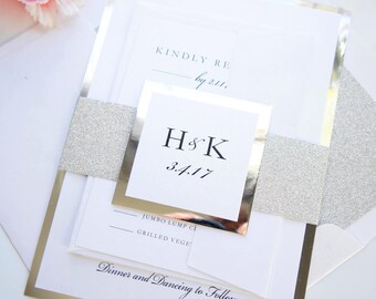 Conjunto de invitaciones de boda plateadas con banda decorativa brillante y diseño en capas. Invitación de boda elegante, clásica y formal.