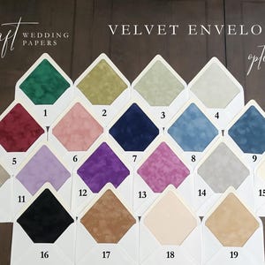Puede incluir: Una selecci&oacute;n de diecinueve opciones de sobres de terciopelo en varios colores, incluyendo verde, rosa, azul, morado y beige. Los sobres est&aacute;n dispuestos en una cuadr&iacute;cula, con cada color etiquetado con un n&uacute;mero. Se muestra el texto "VELVET ENVELOPE options".