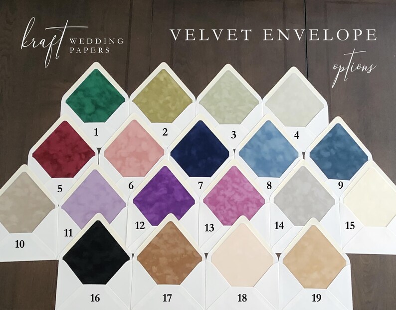 Puede incluir: Una selecci&oacute;n de diecinueve opciones de sobres de terciopelo en varios colores, incluyendo verde, rosa, azul, morado y beige. Los sobres est&aacute;n dispuestos en una cuadr&iacute;cula, con cada color etiquetado con un n&uacute;mero. Se muestra el texto "VELVET ENVELOPE options".