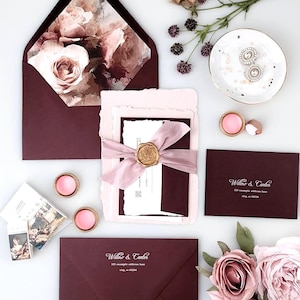 Vinröda, dustiga rosa blommiga bröllopsinbjudningar | Vinröd, Marsala, Rosa & Guld | Handgjort papper | Lyxsvit