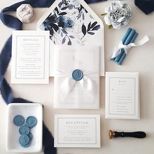 Hochzeitseinladung aus staubigem und marineblauem Papier, Pergamentjacke, Band und Wachssiegel lädt ein, Monogramm, botanischer Umschlag - Einlage