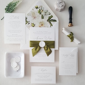Hochzeitseinladung Olivgrün, Hochzeitseinladung, Pergamentjacke, Band-Einladungen, weißes Wachssiegel, Blumenumschlag- Einlagen